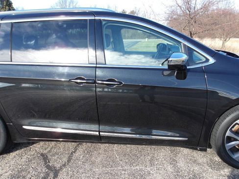 Used 2018 Chrysler Pacifica Limited w/ Tire & Wheel Group image 41