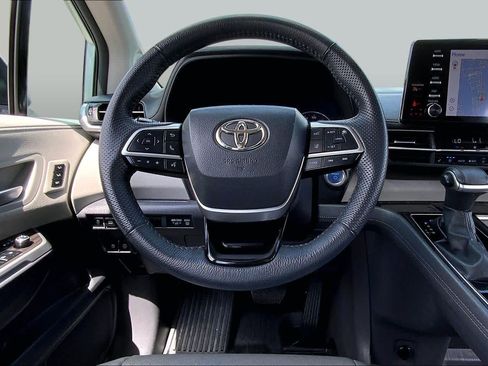 Used 2023 Toyota Sienna Limited FWD image 6