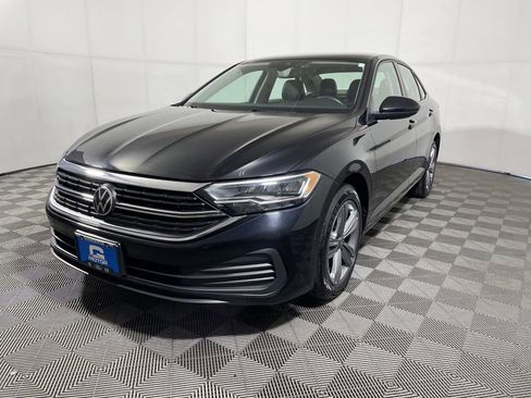 Used 2024 Volkswagen Jetta SE FWD image 4