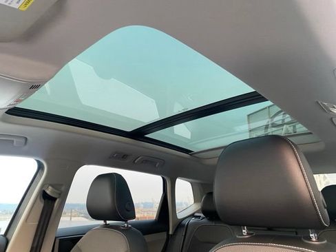 Used 2022 Volkswagen Taos SE w/ Panoramic Sunroof Package FWD image 14