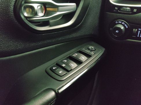 Used 2021 Jeep Cherokee Latitude Plus image 25