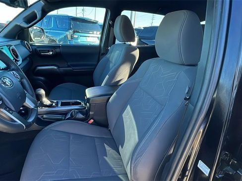 Used 2019 Toyota Tacoma TRD Sport image 13