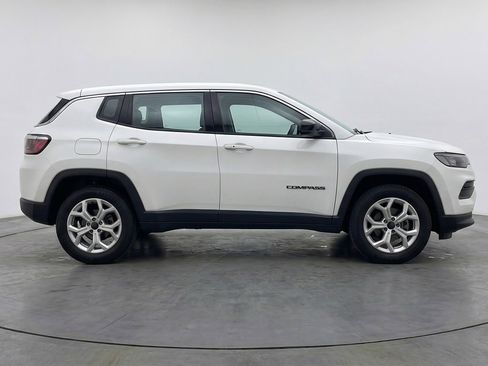 Used 2025 Jeep Compass Latitude image 11