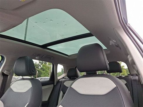 New 2025 Volkswagen Taos SEL image 11