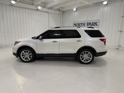 Used 2015 Ford Explorer Limited w/ Equipment Group 301A FWD image 2