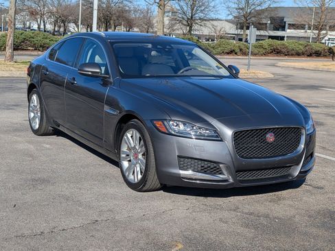 Used 2017 Jaguar XF Premium image 7