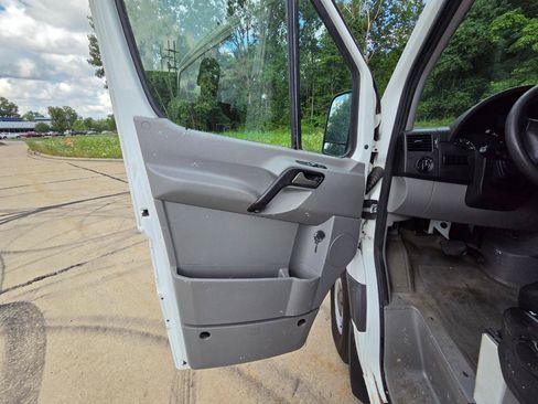 Used 2017 Mercedes-Benz Sprinter 2500 image 19