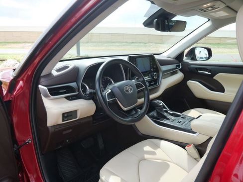 Used 2022 Toyota Highlander XLE image 3