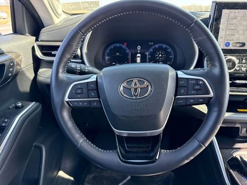 Used 2023 Toyota Highlander Limited image 19