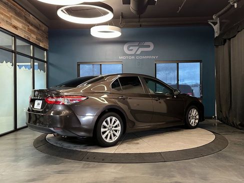 Used 2018 Toyota Camry LE image 3