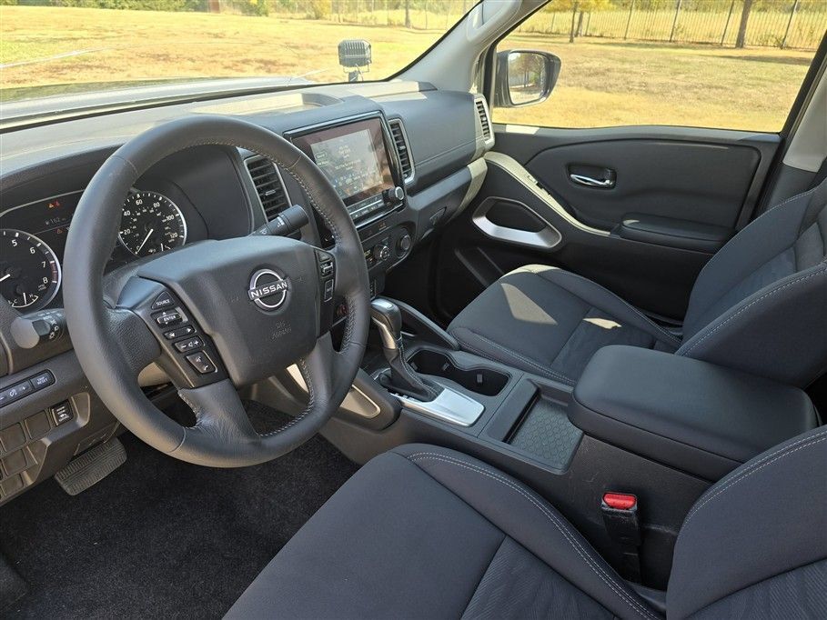 Used 2024 Nissan Frontier SV RWD image 12