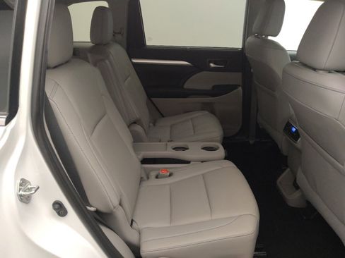 Used 2019 Toyota Highlander XLE image 19