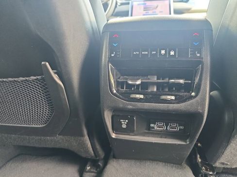 Used 2022 Jeep Grand Cherokee Overland w/ Luxury Tech Group IV image 20