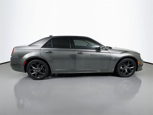 Used 2023 Chrysler 300 Touring L image 9