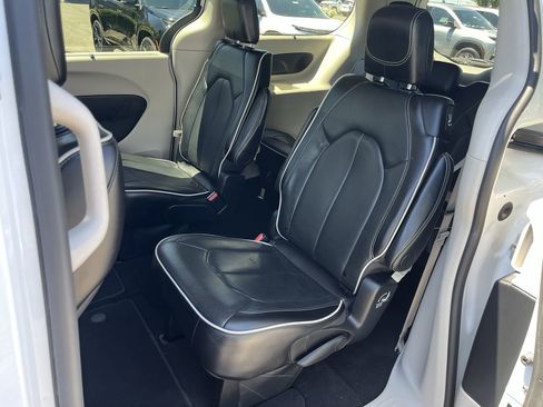 Used 2024 Chrysler Pacifica Limited FWD image 24
