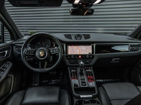 Certified 2025 Porsche Macan image 12