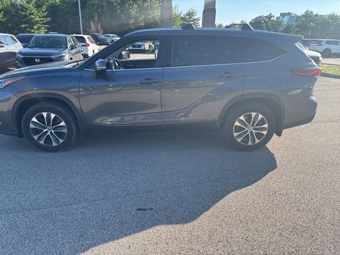 Used 2021 Toyota Highlander XLE FWD image 12