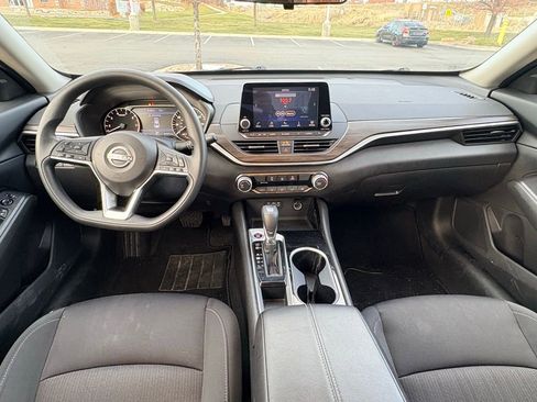 Used 2024 Nissan Altima 2.5 SV image 2