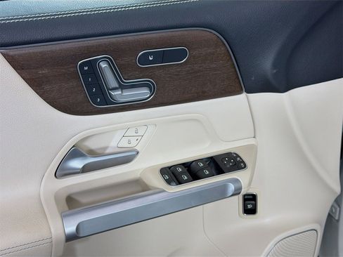 Used 2022 Mercedes-Benz GLB 250 GLB 250 image 20