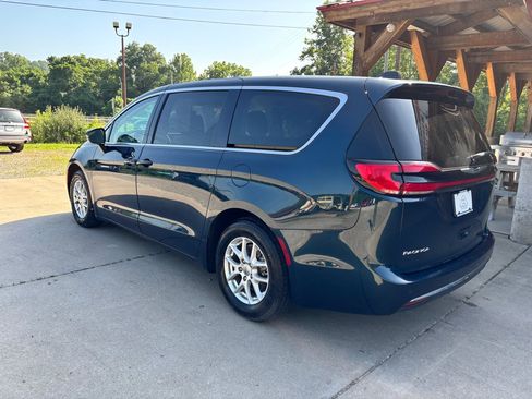 Used 2023 Chrysler Pacifica Touring-L FWD image 2