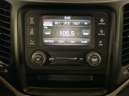 Used 2018 Jeep Cherokee Latitude FWD image 12