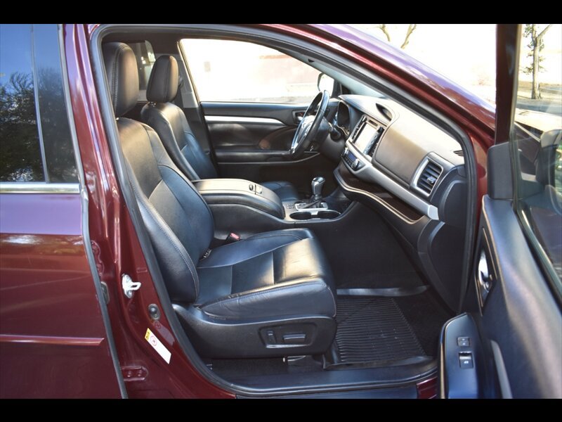 Used 2019 Toyota Highlander XLE FWD image 37