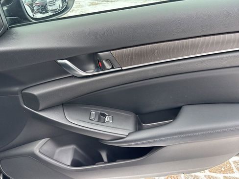 Used 2018 Honda Accord EX image 32