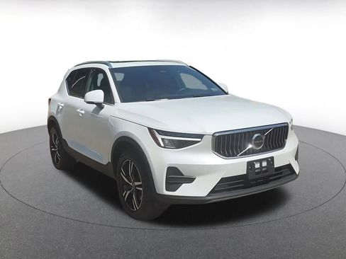 Used 2024 Volvo XC40 B5 Core image 3