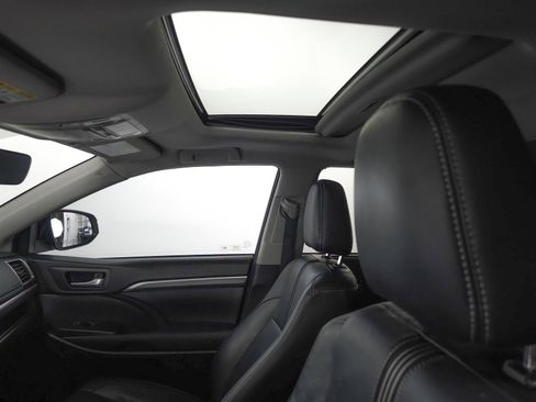 Used 2017 Toyota Highlander SE FWD image 7