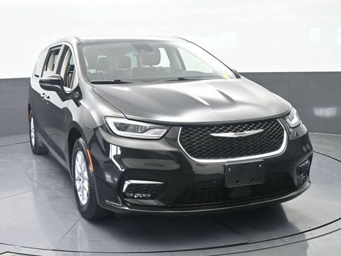 Used 2023 Chrysler Pacifica Touring-L FWD image 9