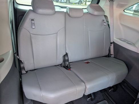 Used 2023 Toyota Sienna Limited FWD image 6