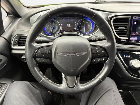 Used 2021 Chrysler Pacifica Touring-L w/ S Appearance Package FWD image 13