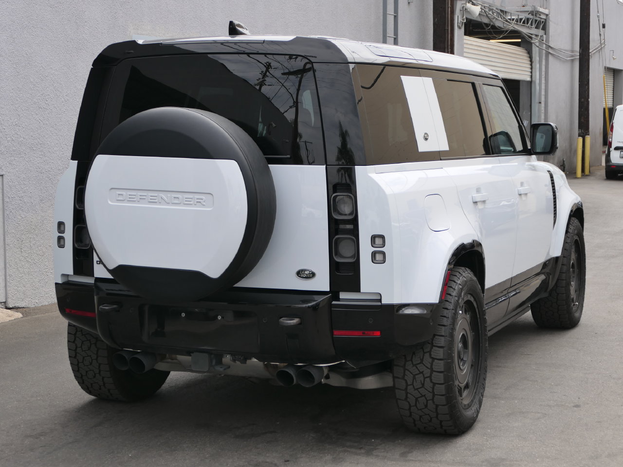 Used 2023 Land Rover Defender 110 V8 AWD/4WD image 3