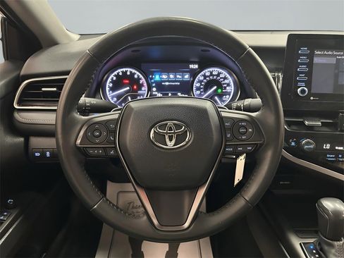 Used 2022 Toyota Camry SE image 13