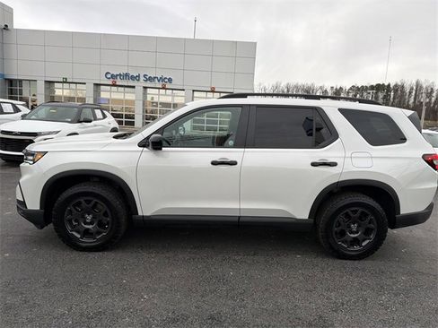 Used 2025 Honda Pilot TrailSport image 8