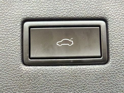 Used 2020 Volkswagen Tiguan SEL FWD image 12
