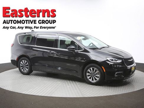 Used 2023 Chrysler Pacifica Touring-L image 48