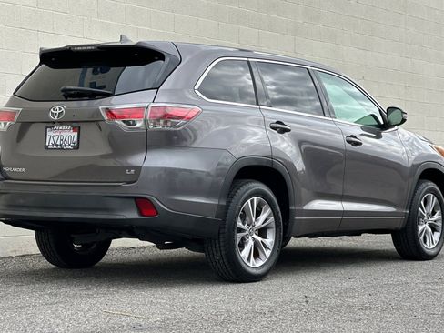 Used 2016 Toyota Highlander Plus w/ Preferred Accessory Package FWD image 4