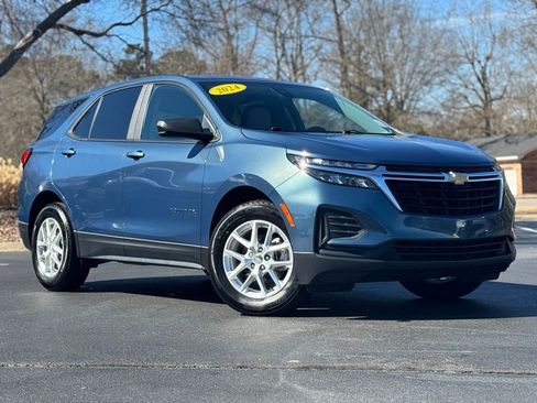 Used 2024 Chevrolet Equinox LS w/ LS Convenience Package image 2