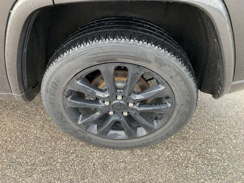 Used 2020 Jeep Grand Cherokee Altitude AWD/4WD image 4