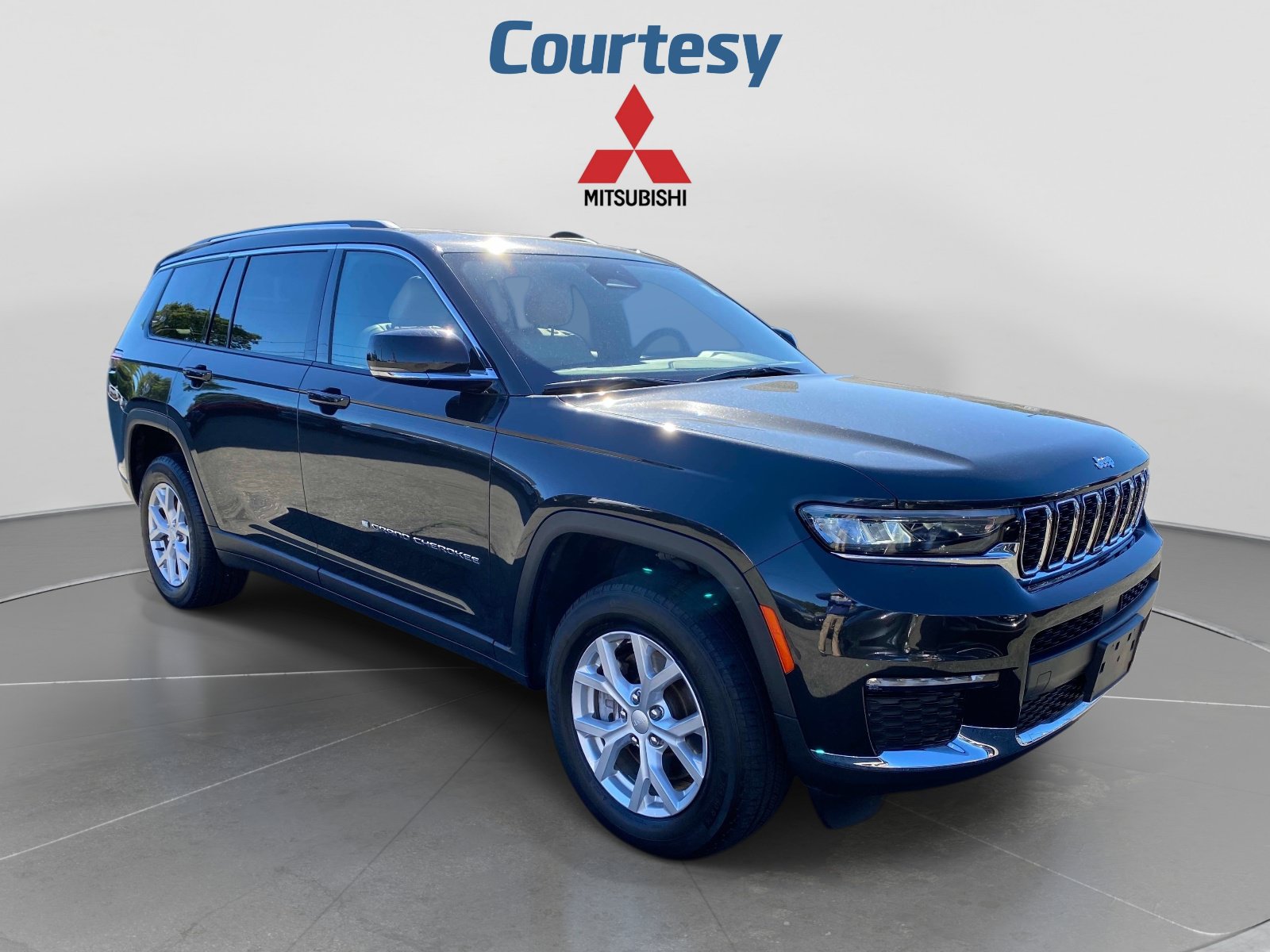 Used 2023 Jeep Grand Cherokee L Limited AWD/4WD image 9