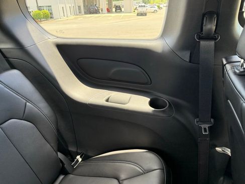 Used 2025 Chrysler Pacifica Select FWD image 41