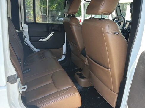 Used 2015 Jeep Wrangler Unlimited Sahara w/ Mopar Chrome Edition Group AWD/4WD image 31