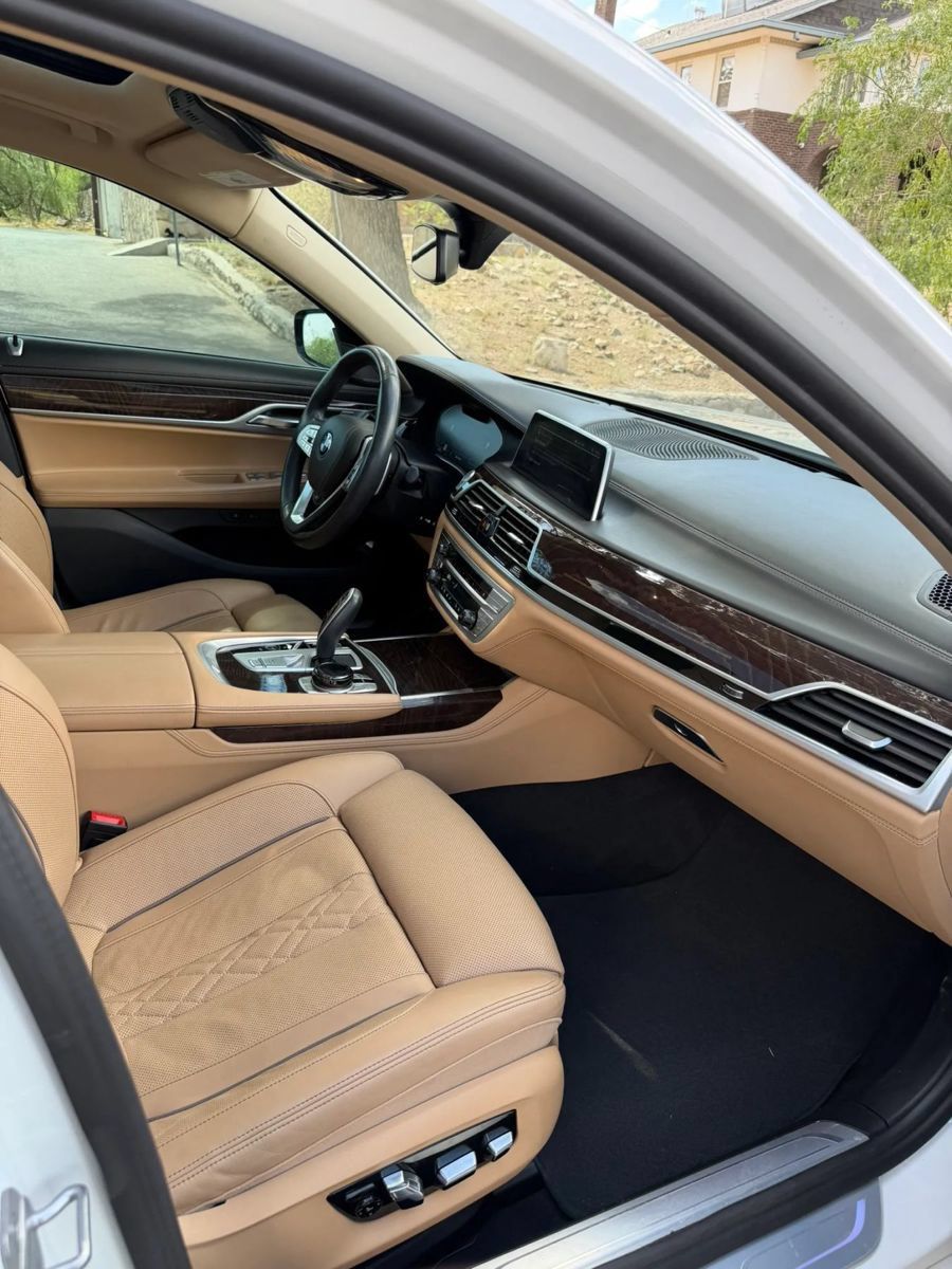 Used 2022 BMW 740i w/ Premium Package RWD image 11