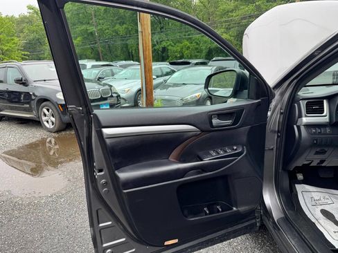 Used 2019 Toyota Highlander XLE image 31