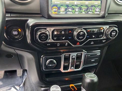 Used 2022 Jeep Wrangler Unlimited Sahara w/ Cold Weather Group AWD/4WD image 17