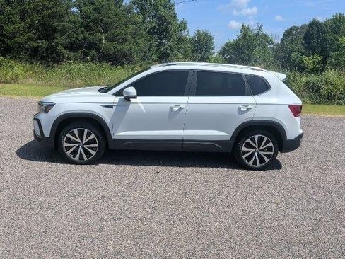 Used 2023 Volkswagen Taos SE FWD image 3