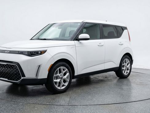 Used 2025 Kia Soul LX w/ LX Technology Package FWD image 3