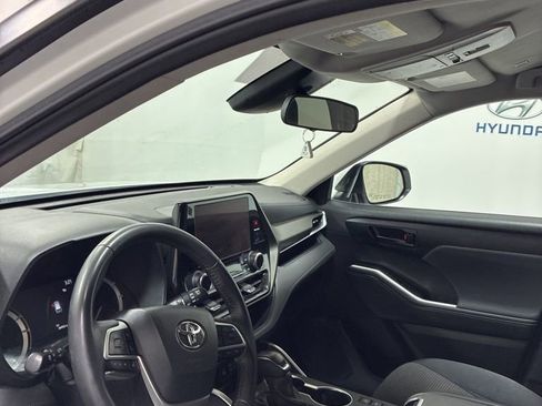 Used 2024 Toyota Highlander LE image 12
