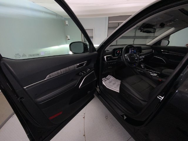 Used 2024 Kia Telluride EX w/ EX Captain's Chair Package AWD/4WD image 11